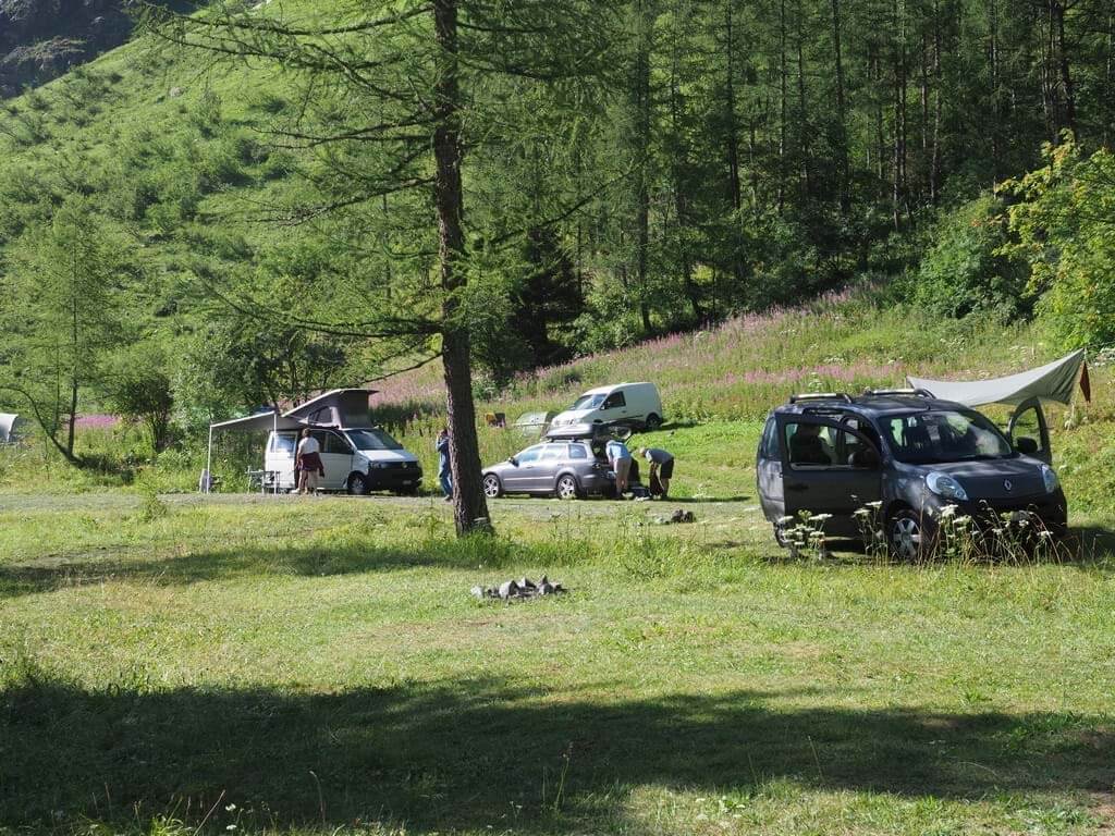 VW-Bus mit Dachzelt